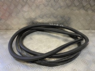 Уплотнитель двери передней левой Toyota Land Cruiser 200 2007-2012, левый руль, 6786260150