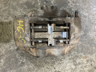 Суппорт передний правый, ориг. номер 477300K180, Toyota Hilux 2011-2015