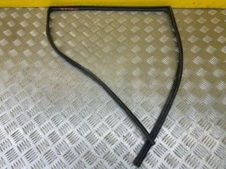 Уплотнитель стекла двери (бархотка) Toyota Land Cruiser Prado 150 Внедорожник 2009-2013, 6814260070