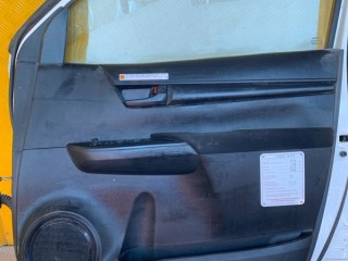 Обшивка двери передняя правая, ориг. номер 676100KC90, Toyota Hilux Пикап 2020-2026