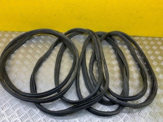 Уплотнитель Nissan Navara (D40) Пикап 2005-2010, левый руль, 82830EB320