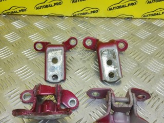 Петля двери правая Toyota Hilux Пикап 2020-2026, 687700D030