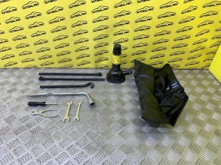 Набор инструментов штатный Toyota Hilux Пикап 2011-2015, левый руль, 091110K081