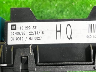 Блок предохранителей, ориг. номер 13220831, Opel Zafira B 2005-2008