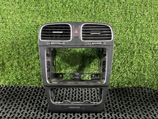 Рамка под магнитолу, ориг. номер 5K0858089, Volkswagen Golf 6 2008-2012