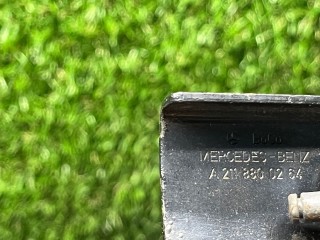 Крюк капота, ориг. номер A2118800264, Mercedes S W220 2002-2005