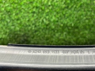 Водосток крышки багажника левый, ориг. номер A2106931133, Mercedes E W210 1999-2002
