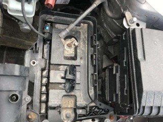 Полка аккумулятора, Volkswagen Passat B6
