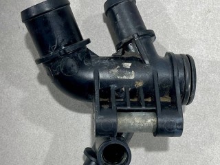 Фланец (тройник) системы охлаждения, ориг. номер DS7G8K556CC, Ford Escape 3 2015-2019