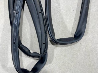 уплотнитель двери передней правой, ориг. номер FT4Z5820530A, Ford Edge 2 2015-2018