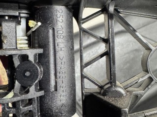 механизм ручки двери левый, ориг. номер 68414614AA, Jeep Renegade 2018-2026