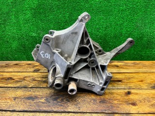 Кронштейн генератора, ориг. номер 028903143AF, Volkswagen Passat 1996-2001