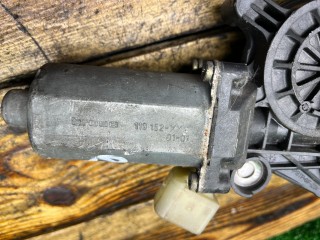 Моторчик стеклоподъемника передний левый, ориг. номер 0130821708, Mercedes E W210 1995-1999