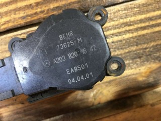 Моторчик заслонки печки, ориг. номер A2038201642, EAB501, 70625, Mercedes C W203 2000-2004