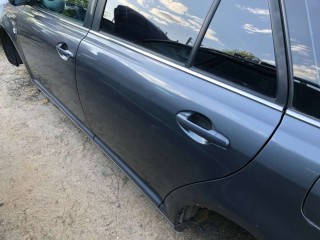 Обшивка двери задней левой (дверная карта), Toyota Avensis 2003-2006