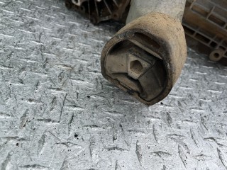 Подушка крепления кпп, Volkswagen Passat 1996-2001