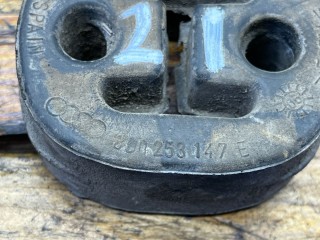 Кронштейн глушителя, ориг. номер 8D0253147E, Volkswagen Passat 2000-2005
