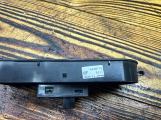 Кнопка стеклоподъемника переднего правого, ориг. номер 13228709, Opel Astra 1998-2009