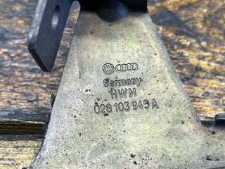 Кронштейн, ориг. номер 028103945A, Volkswagen Passat 1996-2001