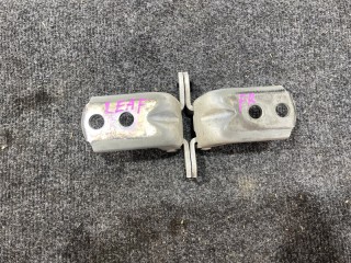 Крепление двери, ориг. номер 824213NA0A, 824203NA0A, Nissan Leaf 2009-2017