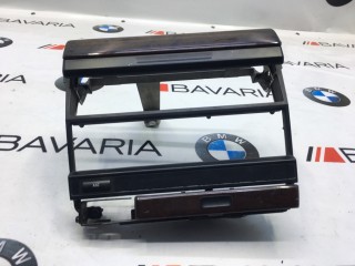 Кронштейн центр.конс.для крышки радиопр., ориг. номер 51168183103, BMW 7 Series 1994-1998