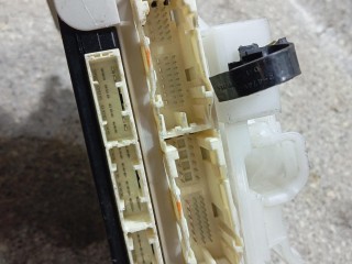 блок предохранителей, ориг. номер 89221-47140, 82730-47450-A, Toyota Prius 3 поколение XW30 2009-2012