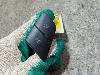 кнопка центрального замка передней левой Volkswagen Passat B6 2005-2010, левый руль