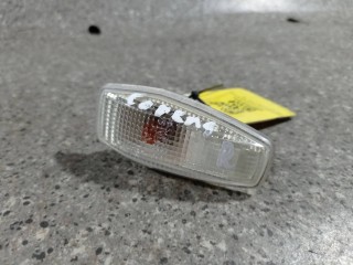 повторитель поворота на крыле правый Kia Carens 1 поколение [рестайлинг] 2002-2006