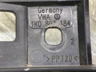 кронштейн крыла передний правый, ориг. номер 1K0807184, Volkswagen Golf 5 поколение 2003-2009