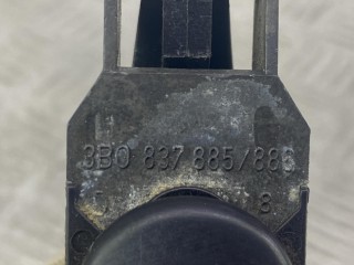 ручка наружная двери передней правой, ориг. номер 3B0837885, Volkswagen Golf 4 поколение 1997-2006