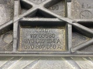 кронштейн крыла передний правый, ориг. номер 6Y0807184A, 6Y0807050A, Skoda Fabia 1 поколение 1999-2004
