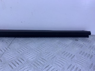 уплотнитель стекла двери передний левый, ориг. номер A2137250365, Mercedes-Benz E W213 2016-2021