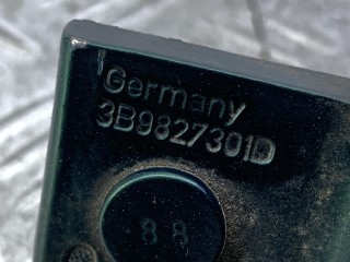 петля крышки багажника левая, ориг. номер 3B9827301D, Volkswagen Passat B5 1996-2001
