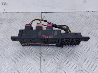блок реле и предохранителей Volkswagen Passat B5 1996-2001, 8L0941822A
