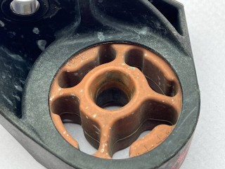 кронштейн глушителя, ориг. номер 42708940, 42747906, Chevrolet Trax 2 2023-2026