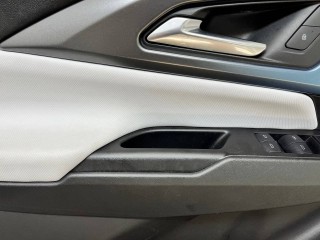 обшивка двери передней левой, ориг. номер 85706330, Chevrolet Equinox EV 1 поколение 2024-2026