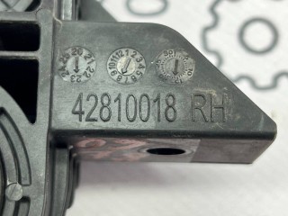 кронштейн (крепление) радиатора, ориг. номер 42810018, Chevrolet Trax 2 2023-2026