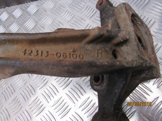 Цапфа задняя правая, ориг. номер 42313-06100, Toyota Camry V40
