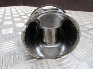 Поршень, ориг. номер 82L73, Toyota Avensis I 1997-2000