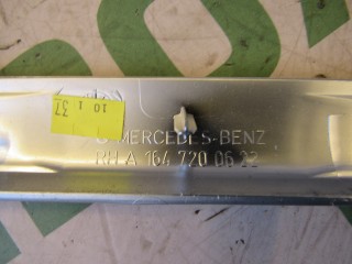 Молдинг двери передней правой, ориг. номер A1647200622, Mercedes ML W164 2008-2011