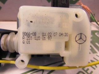 Активатор замка крышки топливного бака, ориг. номер A2518200197, Mercedes R W251 2005-2007