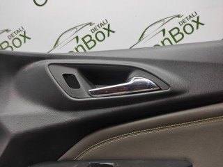 Обшивка двери передней правой(дверная карта), Chevrolet Trax 2023-2026