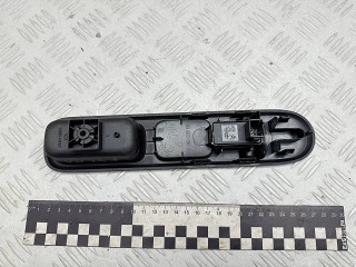 кнопка стеклоподъемника передней правой, ориг. номер 96650618ZD, 96662297ZD, Peugeot 5008 2009-2013
