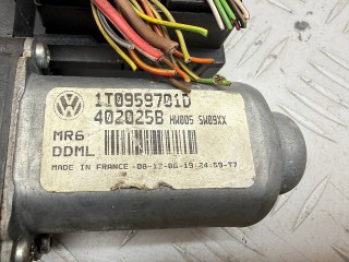 моторчик стеклоподъемника передний левый, ориг. номер 1K0959793J, 1T0959701D, Volkswagen Caddy 3 поколение 2004-2010
