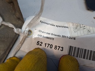 Кронштейн крепления крыла правый, ориг. номер 96898372, Chevrolet Orlando 2010-2018