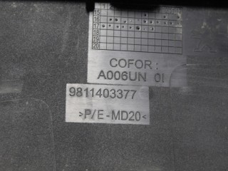 Молдинг двери правый задний, ориг. номер 9811404477, Peugeot 3008 P84