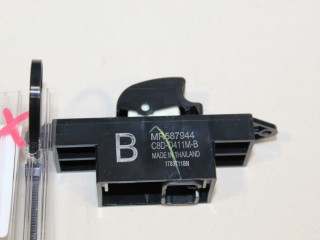 Кнопка стеклоподъемника, ориг. номер MR587944, Mitsubishi Lancer CX CY