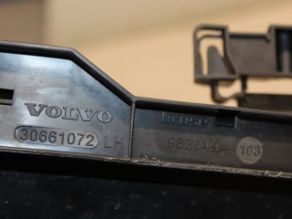 Кронштейн замка двери передний левый, ориг. номер 30661072, Volvo V70 2007-2013