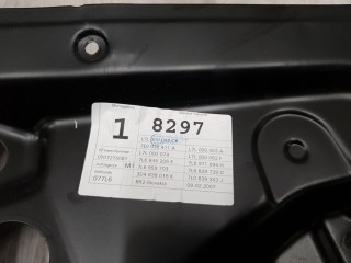Кронштейн стеклоподъемника задней левой двери, ориг. номер 7L6839729E, Volkswagen Touareg 2002-2007
