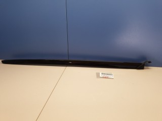 Накладка лобового стекла правая, ориг. номер 9817213677, Peugeot 5008 T87